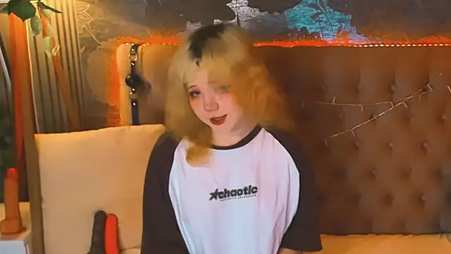 Snapshot of EmilyAngells chatting on 05-18-26, 05:57 EmilyAngells online show from 05-18-26, 05:57