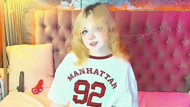 Snapshot of EmilyAngells chatting on 05-21-26, 07:15 EmilyAngells online show from 05-21-26, 07:15
