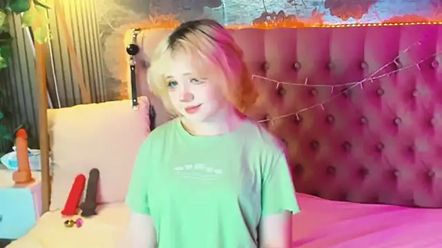 Snapshot of EmilyAngells chatting on 05-27-26, 06:32 EmilyAngells online show from 05-27-26, 06:32
