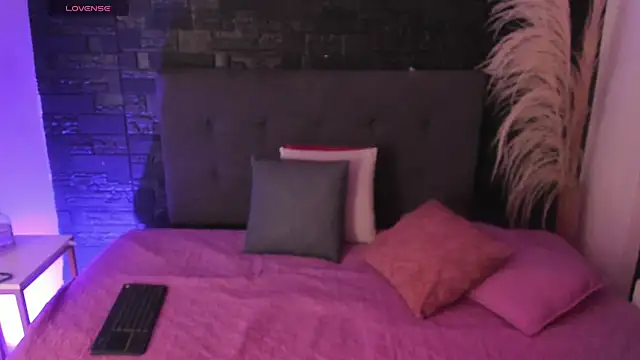 Maite Smith  online show from 12-17-25, 12:22