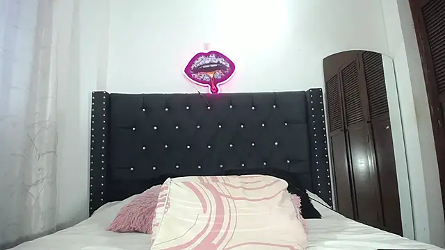 AprilHotty online show from 10-28-25, 08:22