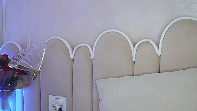 Snapshot of Alice_Voss chatting on 12-22-25, 06:43 Alice Voss online show from 12-22-25, 06:43