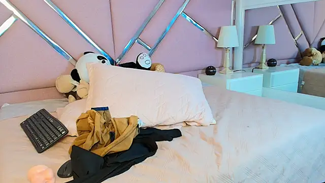 Snapshot of Emilybennett_ chatting on 02-26-25, 12:58 Emilybennett online show from 02-26-25, 12:58