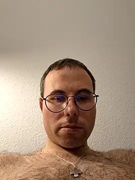 Snapshot of Simonudist chatting on 12-16-25, 08:25 Simonudist online show from 12-16-25, 08:25