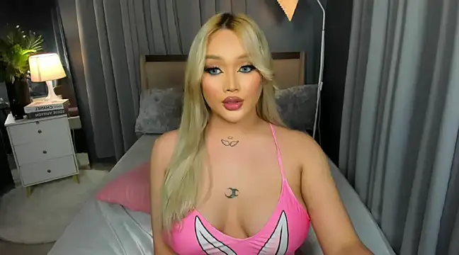 Snapshot of KylieSonique chatting on 03-06-25, 02:19 KylieSonique online show from 03-06-25, 02:19