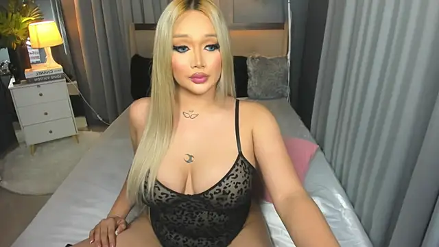 Snapshot of KylieSonique chatting on 03-08-25, 01:39 KylieSonique online show from 03-08-25, 01:39