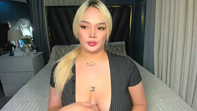 Snapshot of KylieSonique chatting on 10-10-25, 04:33 KylieSonique online show from 10-10-25, 04:33