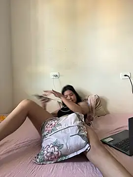 Snapshot of KiaraCut chatting on 05-17-26, 06:59 KiaraCut online show from 05-17-26, 06:59