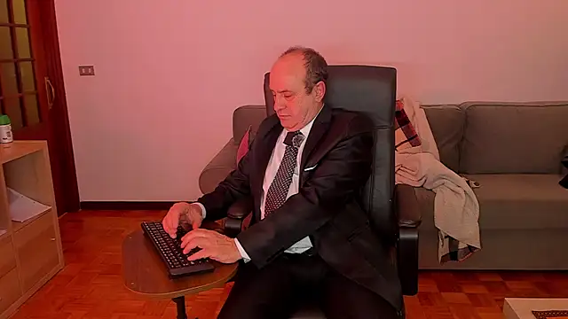 Snapshot of masterboy50 chatting on 11-23-25, 04:40 masterboy50 online show from 11-23-25, 04:40