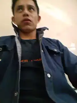 Snapshot of cachondo93 chatting on 03-13-25, 06:26 cachondo93 online show from 03-13-25, 06:26