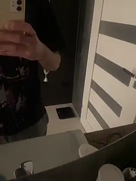 Snapshot of gryzoon chatting on 11-22-25, 01:48 gryzoon online show from 11-22-25, 01:48