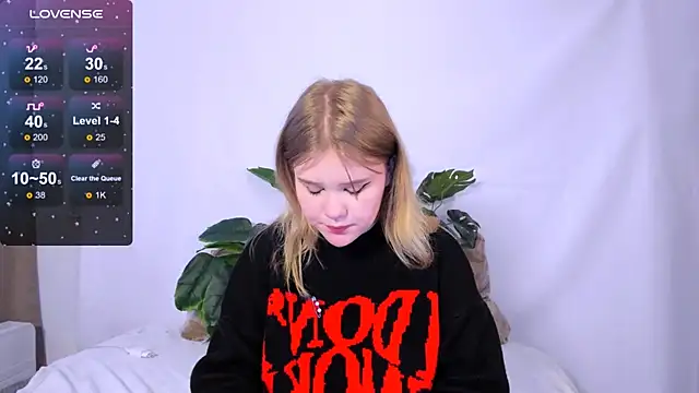 LaseyMoon online show from 03-04-25, 04:38