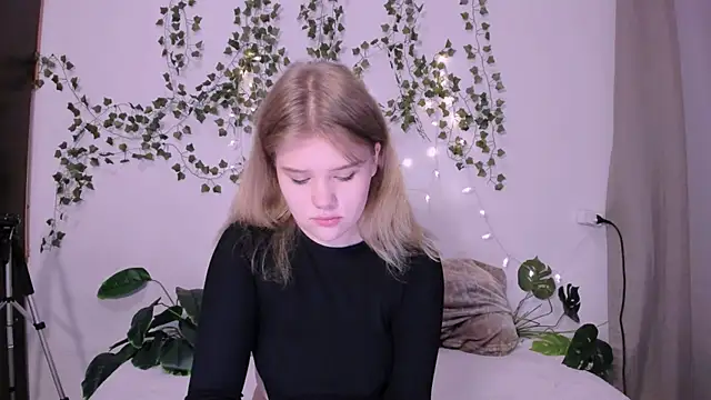 LaseyMoon online show from 03-19-25, 01:21