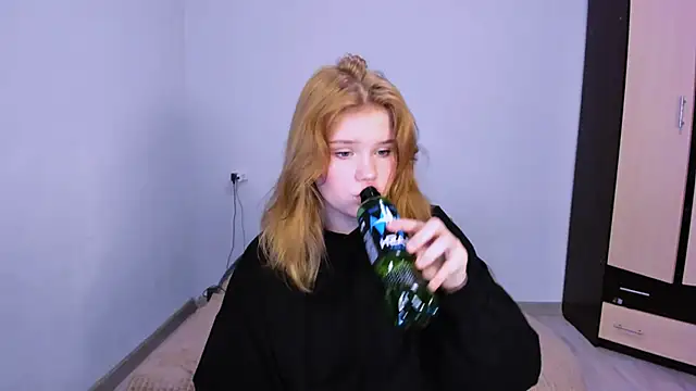 LaseyMoon online show from 11-26-25, 01:39