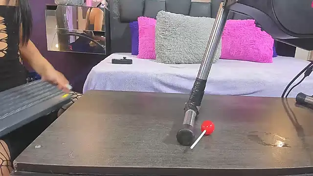 EMYCLARK01 online show from 04-16-26, 02:23