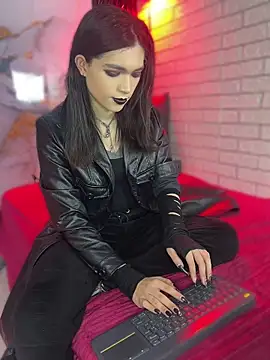 Snapshot of MaeveKuro chatting on 07-21-26, 02:58 MaeveKuro online show from 07-21-26, 02:58