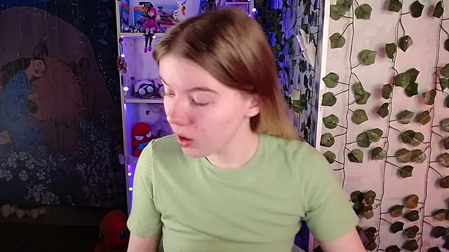 Strawberry juli online show from 03-04-25, 01:45