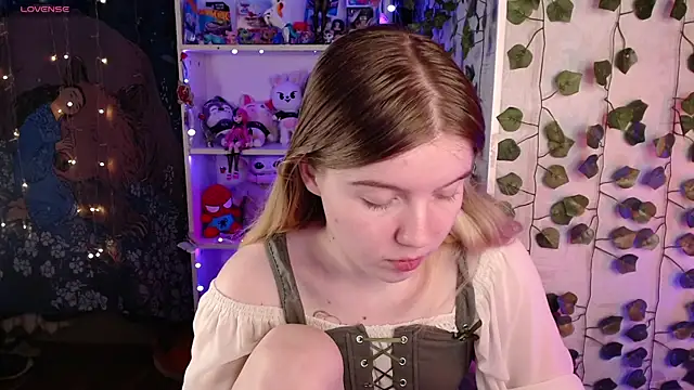 Strawberry juli online show from 03-18-25, 02:15