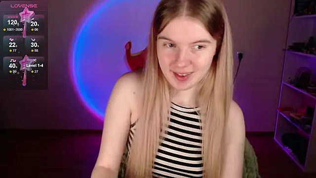 Strawberry juli online show from 04-19-26, 01:32