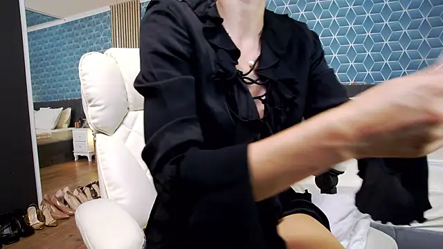 zoeylarkens online show from 10-14-25, 04:19