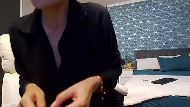 zoeylarkens online show from 11-05-25, 04:40