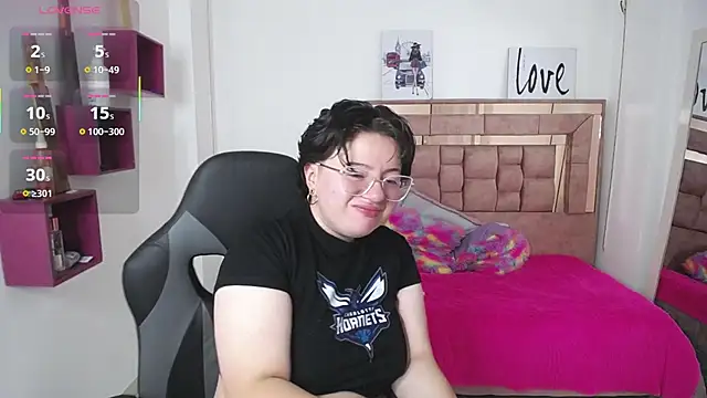 Snapshot of safyka chatting on 11-26-25, 03:18 safyka online show from 11-26-25, 03:18