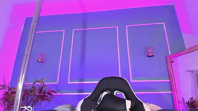 Snapshot of TaraTaylorr chatting on 10-24-25, 02:41 TaraTaylorr online show from 10-24-25, 02:41