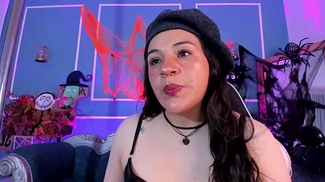 Snapshot of TaraTaylorr chatting on 10-28-25, 02:48 TaraTaylorr online show from 10-28-25, 02:48