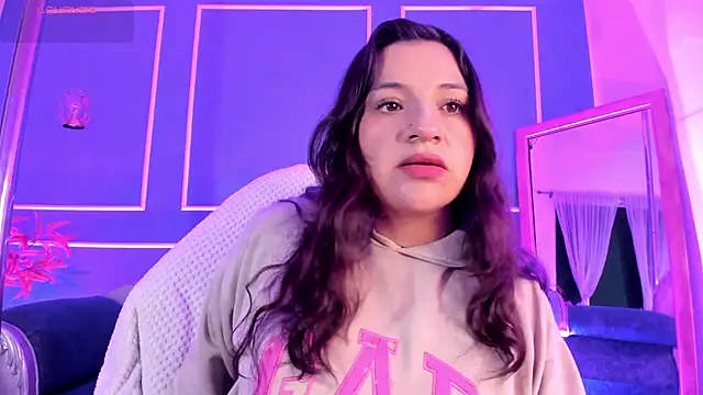 Snapshot of TaraTaylorr chatting on 11-25-25, 02:22 TaraTaylorr online show from 11-25-25, 02:22