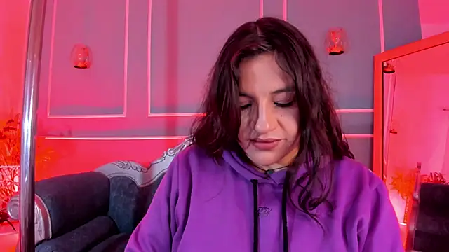 Snapshot of TaraTaylorr chatting on 12-04-25, 02:43 TaraTaylorr online show from 12-04-25, 02:43