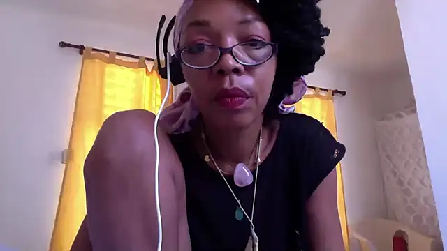 Snapshot of Ladyzee25 chatting on 09-28-25, 02:55 Ladyzee25 online show from 09-28-25, 02:55