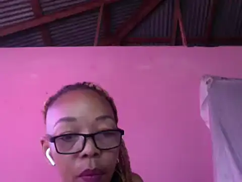 Snapshot of Ladyzee25 chatting on 05-02-26, 02:00 Ladyzee25 online show from 05-02-26, 02:00