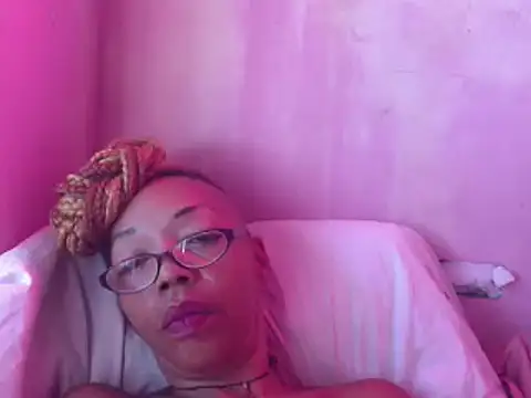 Snapshot of Ladyzee25 chatting on 06-02-26, 11:45 Ladyzee25 online show from 06-02-26, 11:45