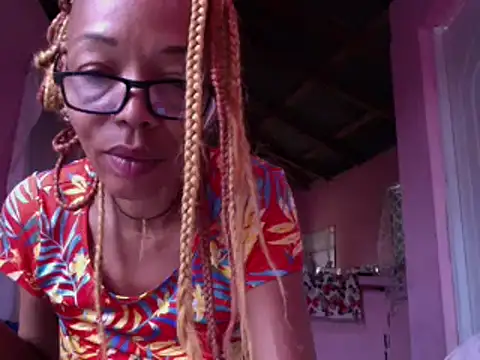Snapshot of Ladyzee25 chatting on 06-04-26, 11:00 Ladyzee25 online show from 06-04-26, 11:00