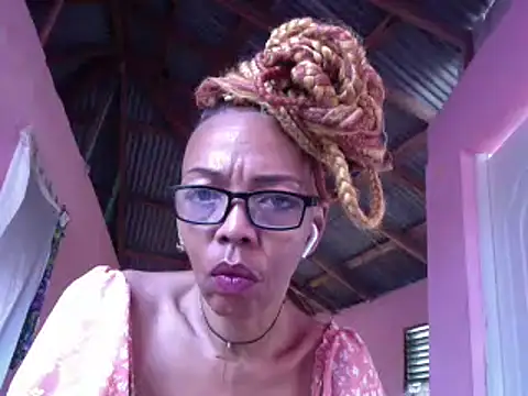 Snapshot of Ladyzee25 chatting on 06-09-26, 09:26 Ladyzee25 online show from 06-09-26, 09:26