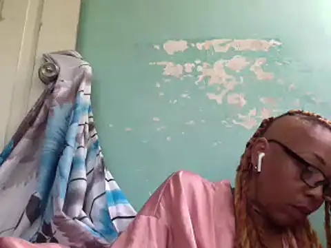Snapshot of Ladyzee25 chatting on 07-02-26, 06:14 Ladyzee25 online show from 07-02-26, 06:14