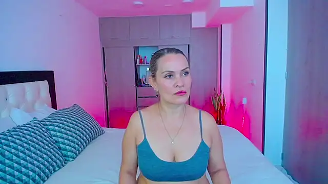 CarolinneFiotti online show from 09-25-25, 01:15