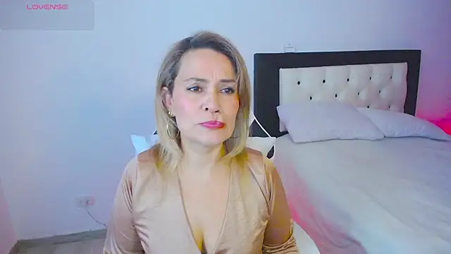 CarolinneFiotti online show from 10-15-25, 01:44