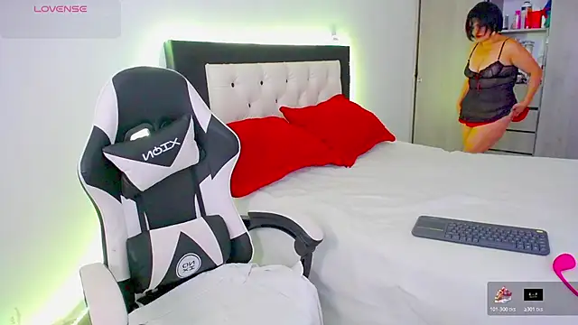 CarolinneFiotti online show from 11-20-25, 01:22