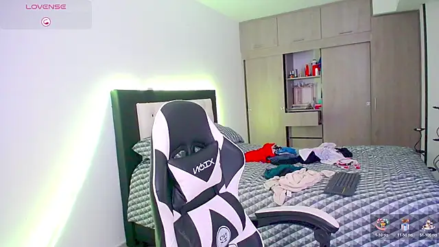 CarolinneFiotti online show from 11-25-25, 02:28