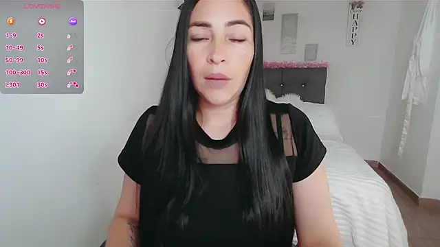 Snapshot of luna_lgomez_ chatting on 10-07-25, 12:02 luna lgomez  online show from 10-07-25, 12:02