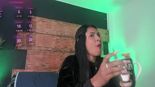 Snapshot of Fernanda_liie_ chatting on 06-24-26, 12:37 Fernanda liie online show from 06-24-26, 12:37