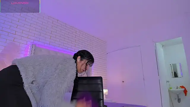 Emilly wilson  online show from 11-08-25, 12:27