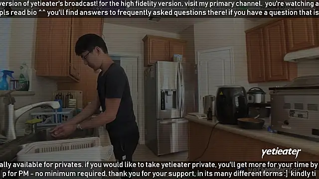 Snapshot of yetieater chatting on 12-11-24, 05:59 yetieater online show from 12-11-24, 05:59