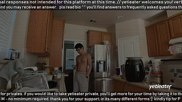 Snapshot of yetieater chatting on 02-06-26, 06:22 yetieater online show from 02-06-26, 06:22