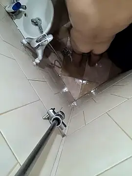 Snapshot of Nike-reactor chatting on 12-22-25, 01:02 Nike-reactor online show from 12-22-25, 01:02