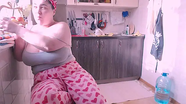 Snapshot of SoftLia chatting on 02-08-25, 11:44 SoftLia online show from 02-08-25, 11:44