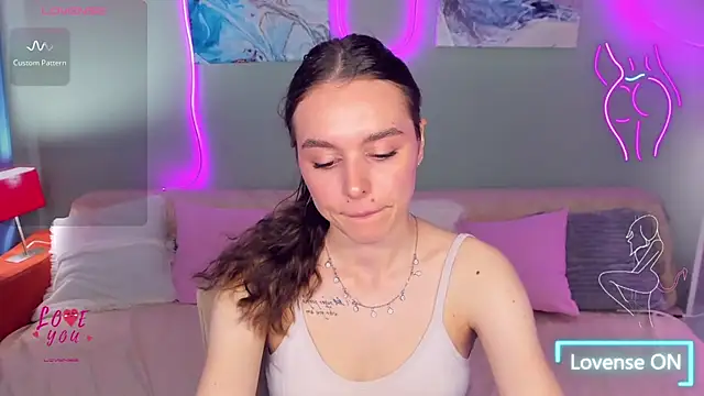 Snapshot of EmelyMason chatting on 05-27-26, 05:26 EmelyMason online show from 05-27-26, 05:26