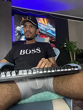 Snapshot of Miguel_bigcock chatting on 03-08-25, 04:50 Miguel bigcock online show from 03-08-25, 04:50