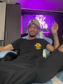 Snapshot of Miguel_bigcock chatting on 03-11-25, 04:40 Miguel bigcock online show from 03-11-25, 04:40